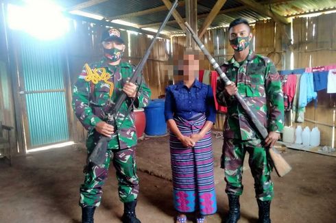 Seorang Ibu di NTT Serahkan 2 Pucuk Senjata Api Buatan Portugal ke TNI Perbatasan Indonesia-Timor Leste