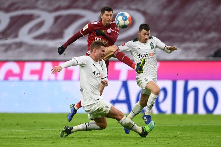 Penyerang Bayern Muenchen, Robert Lewandowski, saat beraksi dalam laga Bundesliga 2021-2022 melawan Borussia Moenchengladbach di Allianz Arena, 7 Januari 2022.