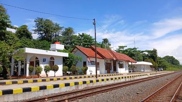 Nikmati View Laut dari Kereta, Stasiun Pinggir Pantai Ini Aktif Lagi Mulai 27 April 2026