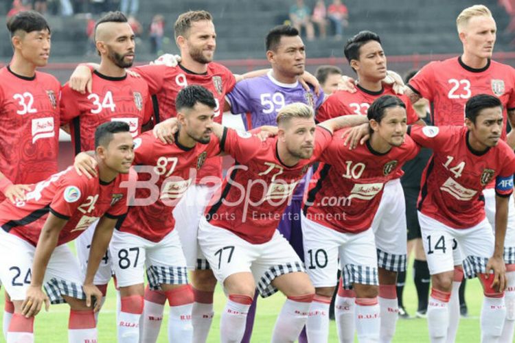 Skuat Bali United berpose sebelum melawan Thanh Hoa FC di Stadion Kapten I Wayan Dipta, Gianyar Bali, Rabu (7/3/2018) sore WIB.
