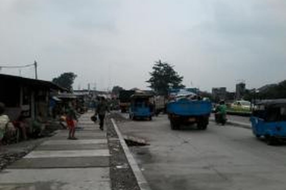 Warga bantaran Kali Sentiong, Jakarta Pusat, berkemas-kemas untuk pindah ke Rusunawa Komarudin di Pulo Gebang, Jakarta Timur, Senin (10/2/2014).