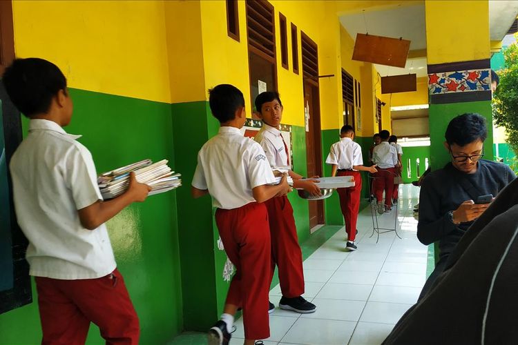 Siswa baru di unit sekolah baru (USB) SMPN 57 Bekasi, Duren Jaya, Bekasi Timur sibuk membereskan barang-barang milik SDN Duren Jaya 10, Senin (15/7/2019). Lantaran belum memiliki gedung sendiri, kegiatan belajar-mengajar SMPN 57 bakal menempati gedung eks SDN Duren Jaya 10.