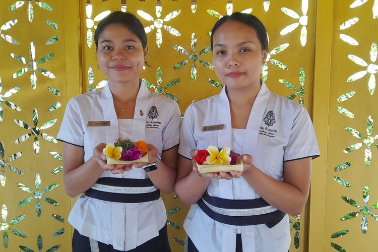 Membuat canang sari di The Kayon Valley Resort, Ubud, Bali pada Rabu (12/6/2024).