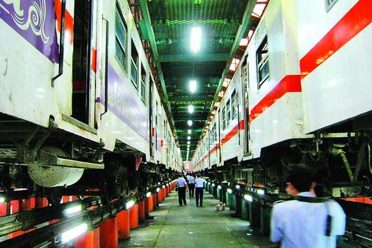 Dua KRL ekonomi menjalani perawatan di Depo Bogor, Kamis (19/1). Penambahan kereta yang terus dilakukan untuk menampung pertumbuhan penumpang menjadi 1,2 juta orang per hari pada 2018 juga harus diimbangi dengan penambahan tempat penyimpanan dan perawatan kereta.