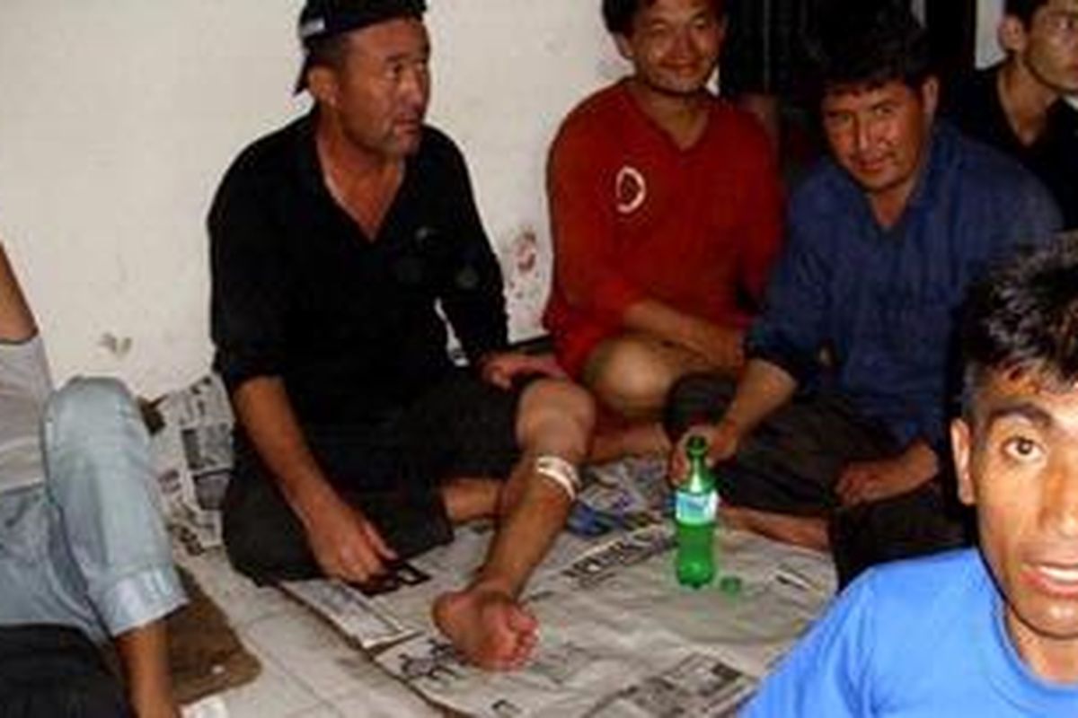 Para imigran gelap yang diamankan di ruang tahanan kantor Imigrasi Malang, Jawa Timur. Mereka berontak minta dikeluarkan, Sabtu (21/4/2012).