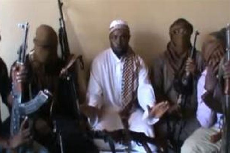 Pemimpin Boko Haram Abubakar Shekau (tengah) dikelilingi para militan lainnya