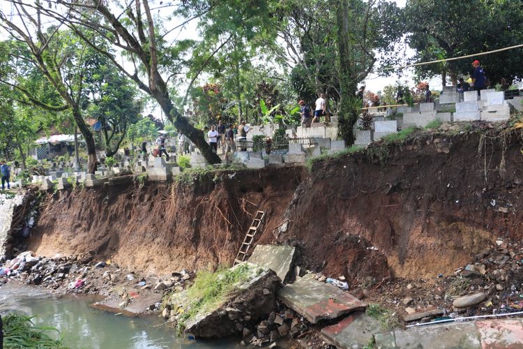 Kondisi kirmir yang roboh di dekat TPU Sirnaraga, Kecamatan Cicendo, Kota Bandung pada Selasa (4/10/2022).
