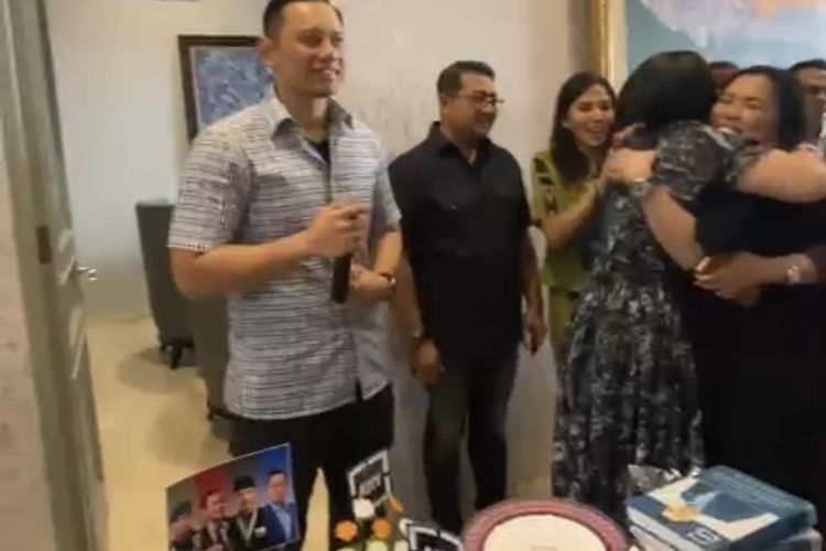 Ketua Umum Partai Demokrat Agus Harimurti Yudhoyono (AHY) merayakan ulang tahun ke 45 sekaligus membacakan putusan Mahkamah Agung (MA) yang menolak peninjauan kembali (PK) Kepala Staf Kepresidenan (KSP) Moeldoko soal kepemimpinan Partai Demokrat. 