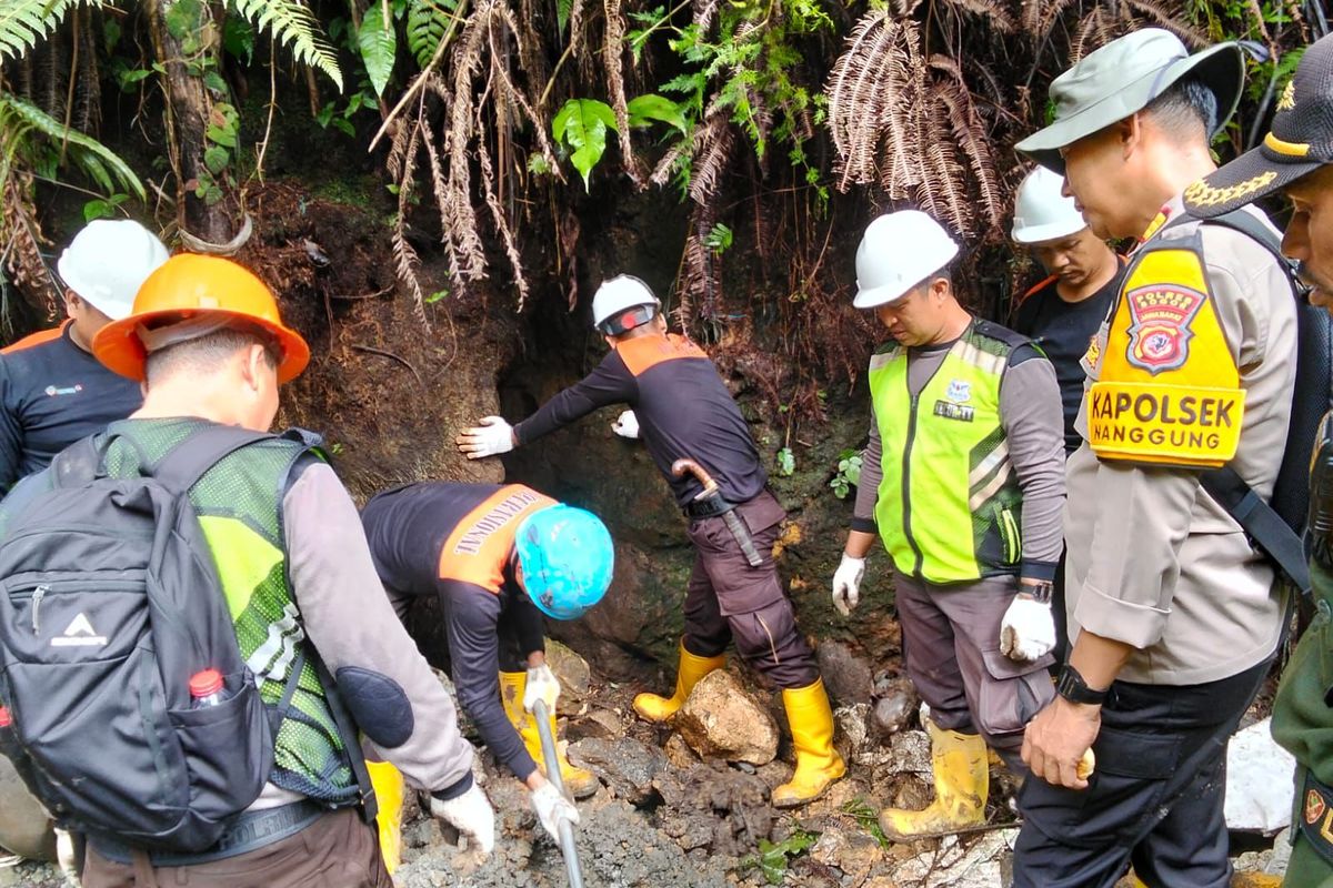 Tim gabungan menutup lubang galian penambang emas liar di kawasan Gunung Pongkor, Kecamatan Nanggung, Kabupaten Bogor. Dok Polsek