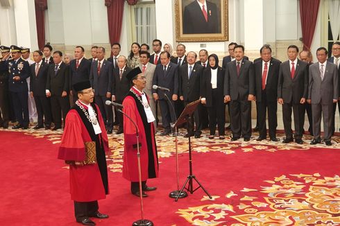 Ucap Sumpah di Hadapan Jokowi, Daniel dan Suhartoyo Resmi Jabat Hakim Konstitusi