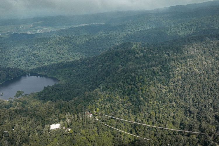 Pemandangan alam dari Jembatan Gantung Lembah Purba di Situ Gunung Sukabumi. 