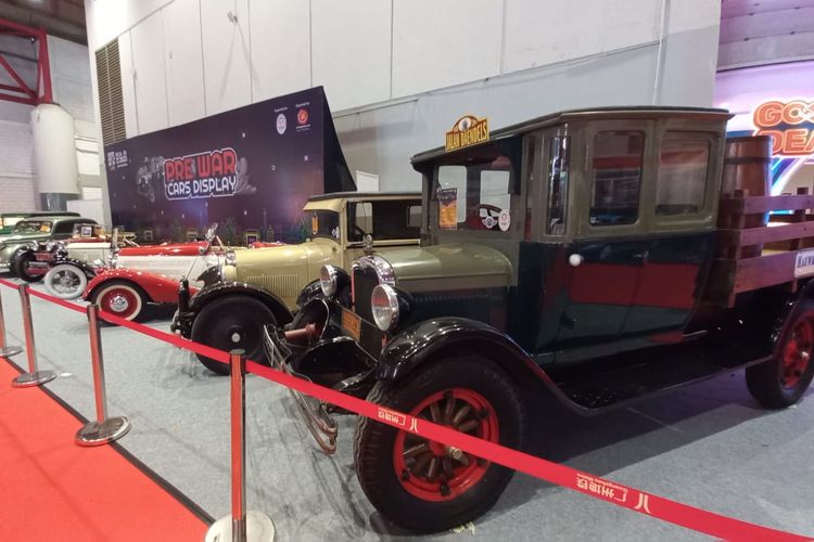Deretan mobil klasik zaman perang mejeng di booth Pre War Cars Display di Indonesia International Motor Show (IIMS) 2023
