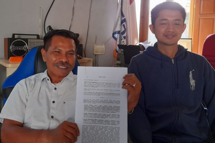 Gema Etika Muhammad (kanan) bersama kuasa hukumnya Djoko Susanto di Purwokerto, Kabupaten Banyumas, Jawa Tengah.