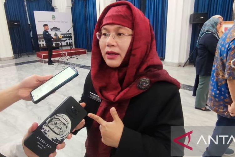 Kepala Dinas Kesehatan (Kadinkes) Provinsi Jawa Barat Vini Adiani Dewi memberikan keterangan di Gedung Sate, Kota Bandung. 