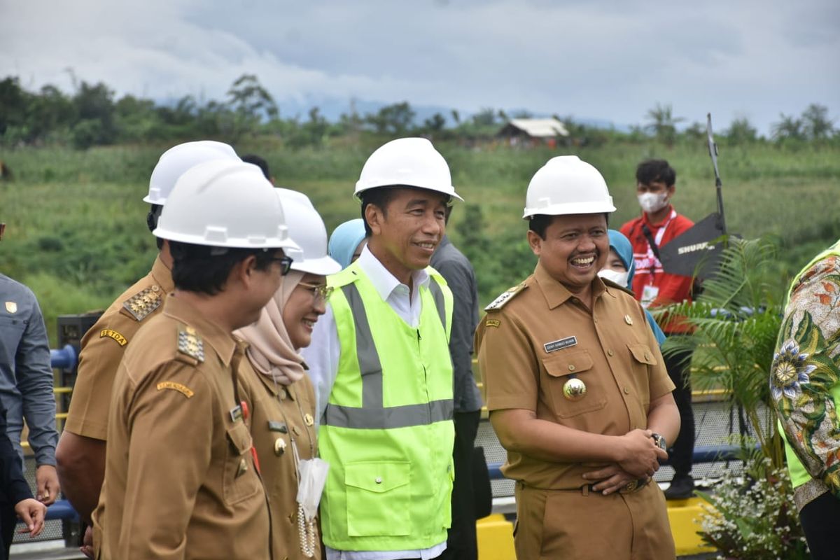Presiden Joko Widodo (Jokowi) saat meresmikan Bendungan Sadawarna Bupati Sumedang Dony Ahmad Munir, Bupati Kabupaten Indramayu Nina Agustina, serta Wakil Bupati Kabupaten Subang Agus Maskur Rosyadi di Dusun Songgom Desa Tanjung Kecamatan Surian Kabupaten Sumedang, Selasa (21/12/2022).

