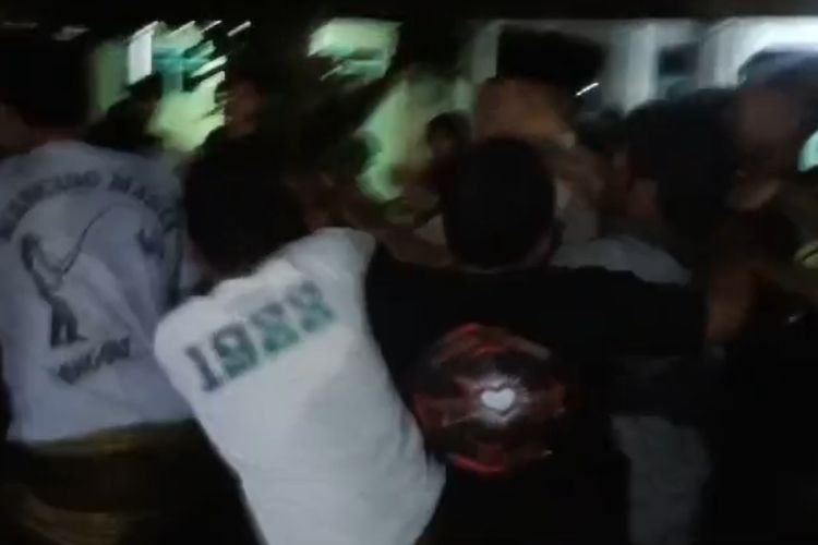 Tangkapan layar video maling motor diamuk warga Jember pada Senin (9/12/2024)