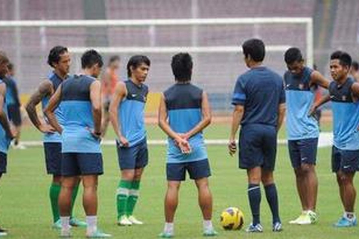 Para pemain Timnas Indonesia mendengarkan instruksi pelatih Nil Maizar dalam latihan menjelang laga Piala AFF 2012 di Stadion Utama Gelora Bung Karno, Jakarta, Senin (19/11/2012). Nil Maizar akan mengumumkan nama 22 pemain yang berangkat ke Piala AFF 2012 pada hari ini, Selasa (20/11/2012).  
