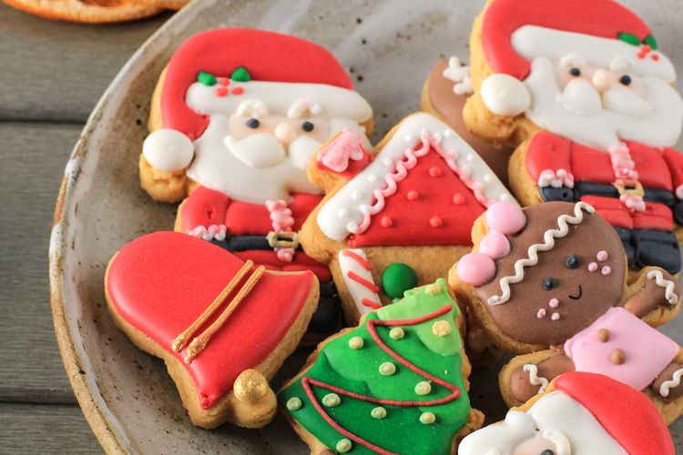 ilustrasi cookies Natal yang dihias menggunakan royal icing.