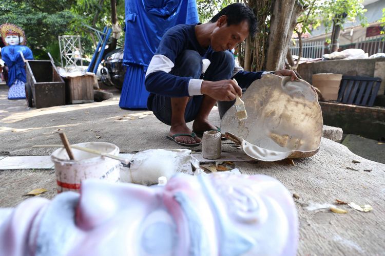 Salah satu perajin dari sanggar Al-Fathir membuat topeng ondel-ondel di Kampung Ondel-ondel  Kramat Pulo, Jakarta Pusat, Jumat (04/05/2018). Warga di permukiman padat penduduk ini banyak yang menggantungkan mata pencarian dengan membuat ondel-ondel ataupun mengamen dengan ondel-ondel.