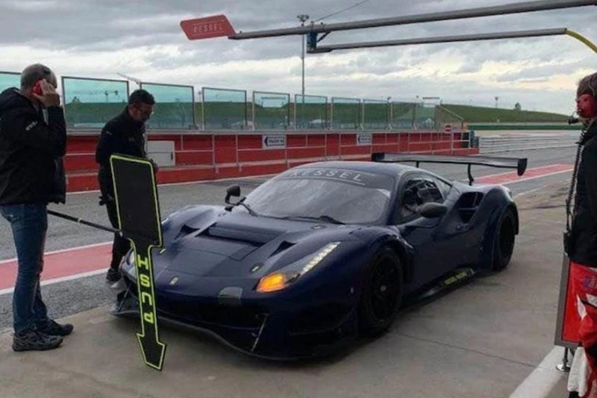 Valentino Rossi latihan di Sirkuit Misano menggunakan Ferrari 488 GT3 untuk persiapan balapan di 12h Gulf 2022