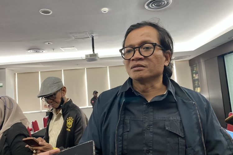 Direktur Amnesty Internatinal Indonesia Usman Hamid usai diskusi di Kantor Persekutuan Gereja-gereja Indonesia (PGI) Salemba, Jakarta Pusat, Senin (29/4/2024).