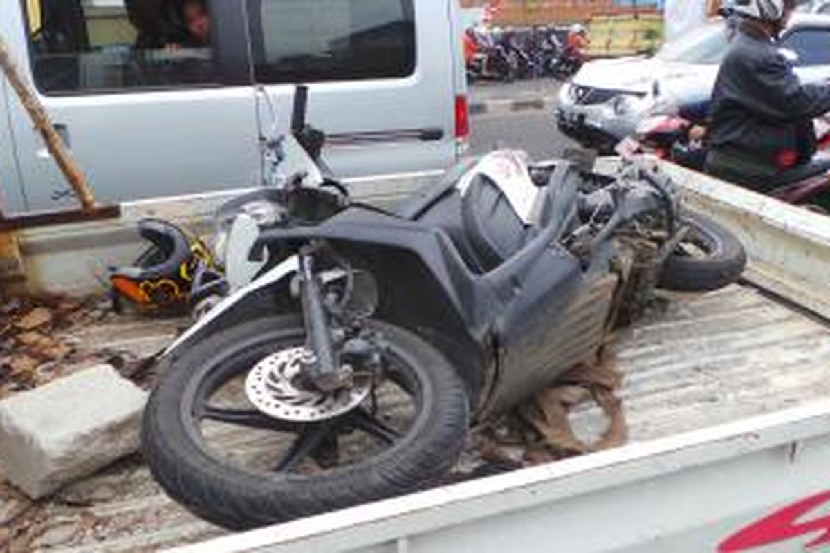 Motor milik mahasiswa Jayabaya, Ruben, yang tewas dalam kecelakaan di fly over Klender, Duren Sawit, Jakarta Timur. Kekasih Ruben, Peggy selamat namun terluka dalam kejadian tersebut. Selasa (26/8/2014).