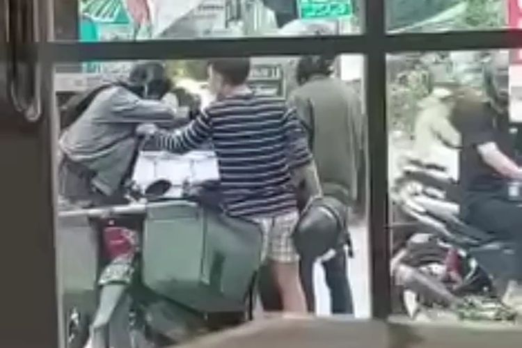 Bidik layar video pemukulan kurir Shopee di Kota Metro yang kini viral di media sosial.