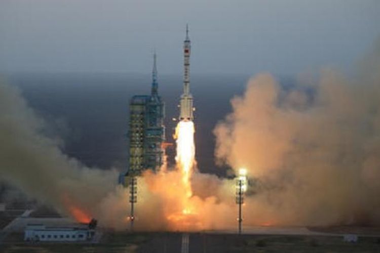 Peluncuran misi Shenzou 11 yang membawa dua taikonut dari Jiuquan Satellite Launch Center di Gurun Gobi pada Senin (17/10/2016). 