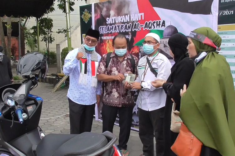 Ratusan umat Islam di Medan melakukan aksi bela Palestina dengan shalat gaib dan menggalang donasi.