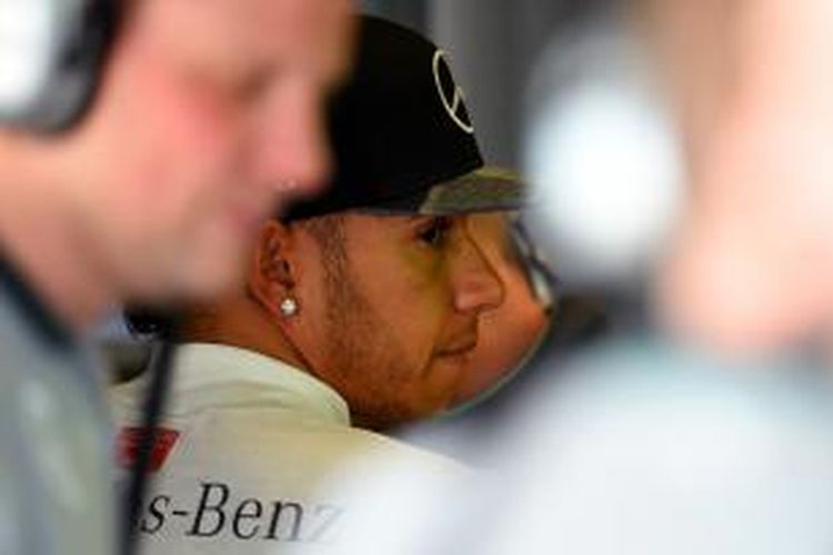 Pebalap Mercedes asal Inggris, Lewis Hamilton, munggu di garasi pada sesi latihan pertama GP AS di Sirkuit Americas, Jumat (31/10/2014).