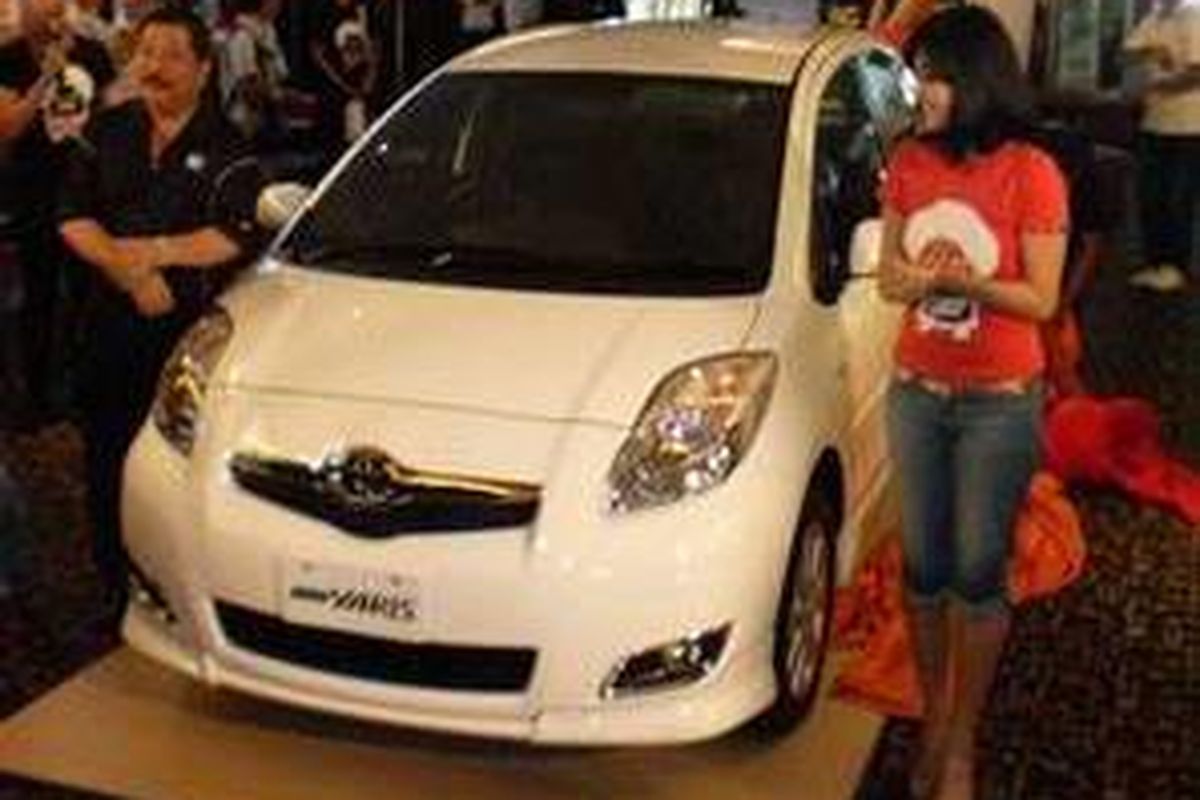 Johnny Darmawan (kiri) dan artis Sandra Dewi saat launching Yaris Maret lalu