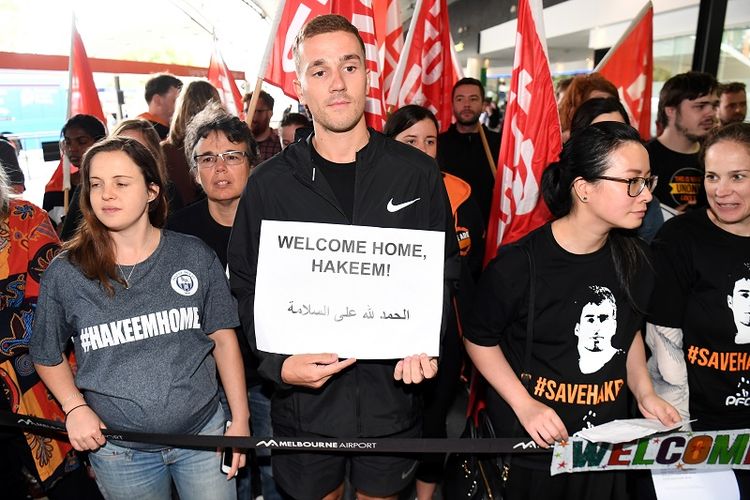 Para pendukung pesepak bola yang juga pengungsi Hakeem al-Araibi menunggu kedatangannya di bandara Melbourne, Selasa (12/2/2019), setelah pemerintah Thailand membebaskannya. 