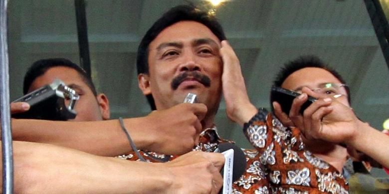 Mantan Menpora Andi Mallarangeng usai hari ini diperiksa oleh Komisi Pemberantasan Korupsi selama 8 jam, di Kantor KPK, Jakarta, Jumat (11/1/2013). Andi diperiksa sebagai saksi bagi tersangka Dedi Kusdinar, dalam kasus dugaan korupsi proyek Hambalang. 