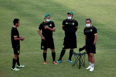 Tak Pilih-pilih, Aji Santoso Persilakan Pemain Persebaya Berebut Posisi Inti