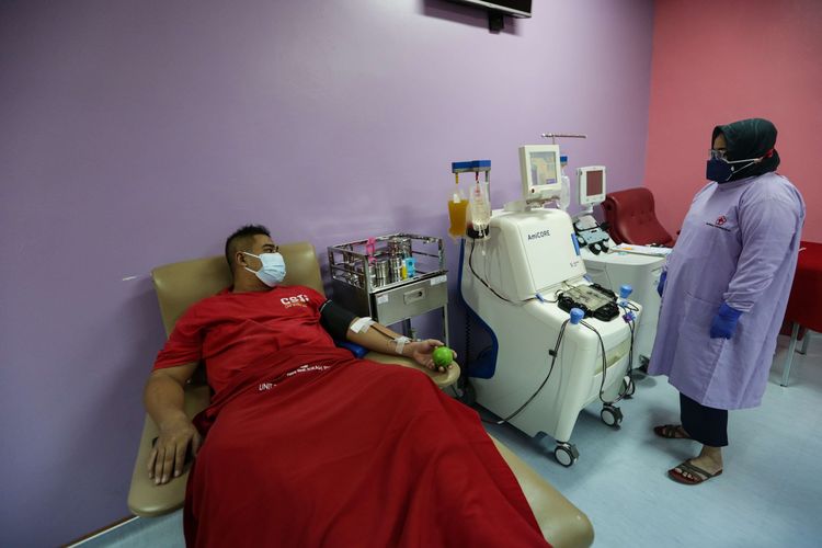 Penyitas covid-19 mendonorkan plasma konvalesen di Unit Donor Darah Pusat PMI, Jakarta, Senin (12/7/2021). Stok persediaan plasma konvalesen di UDD PMI yang membantu penderita covid-19 sangat minim.