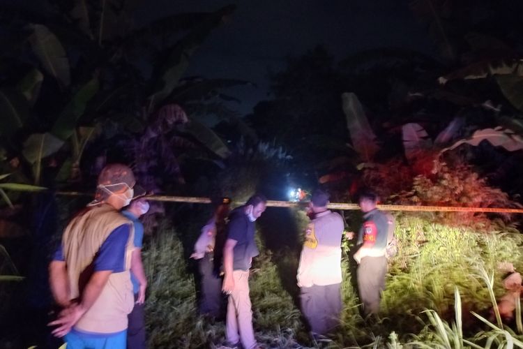 Tim inafis Polres Metro Depok tengah melakukan identifikasi mayat perempuan yang ditemukan tanpa busana di kebun, Jalan Raya Tapos, Tapos, Depok, Kamis (11/5/2023)