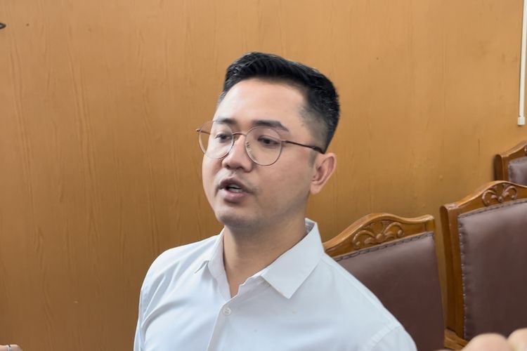 Terdakwa kasus obstruction of justice pembunuhan berencana Nofriansyah Yosua Hutabarat atau Brigadir J, Irfan Widyanto memberikan keterangan kepada wartawan di Pengadilan Negeri (PN) Jakarta Selatan, Jumat (24/2/2023).