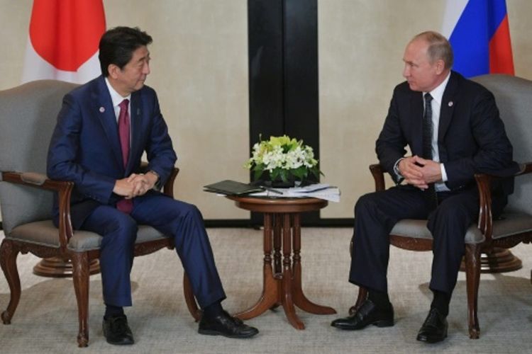 Presiden Rusia Vladimir Putin (kanan) bertemu dengan Perdana Menteri Jepang Shinzo Abe (kiri) di Singapura, Rabu (14/11/2018). (AFP/Sputnik/Alexey Druzhinin)