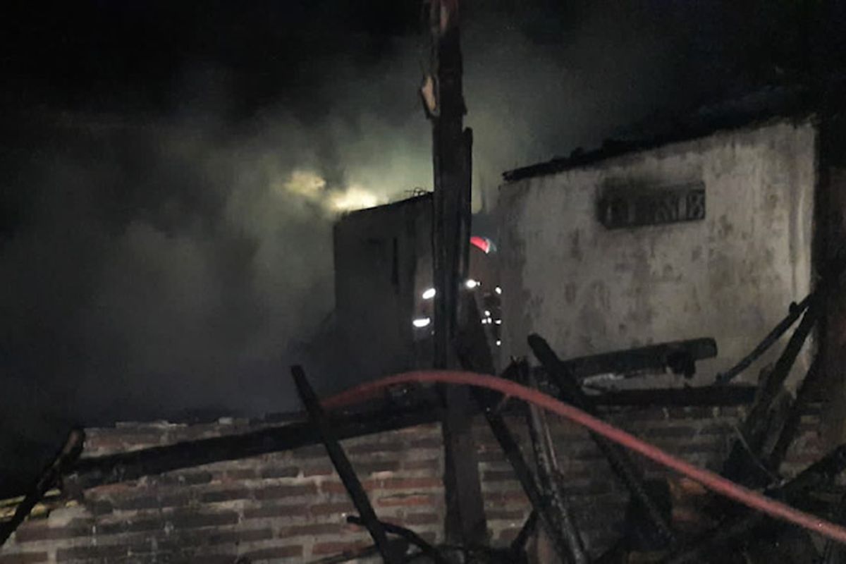 Kebakaran yang sempat melanda rumah milik Gunawi di Desa Kedungpring, Kecamatan Balongpanggang, Gresik, Jawa Timur, Kamis (30/9/2022).