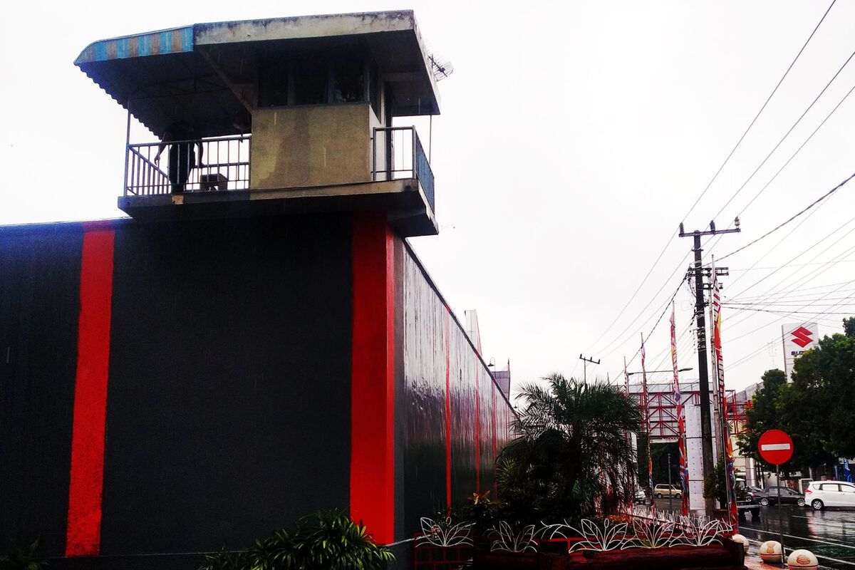 Seorang petugas keamanan berjaga di pos penjagaan di sudut barat daya Lapas Kelas IIB Blitar