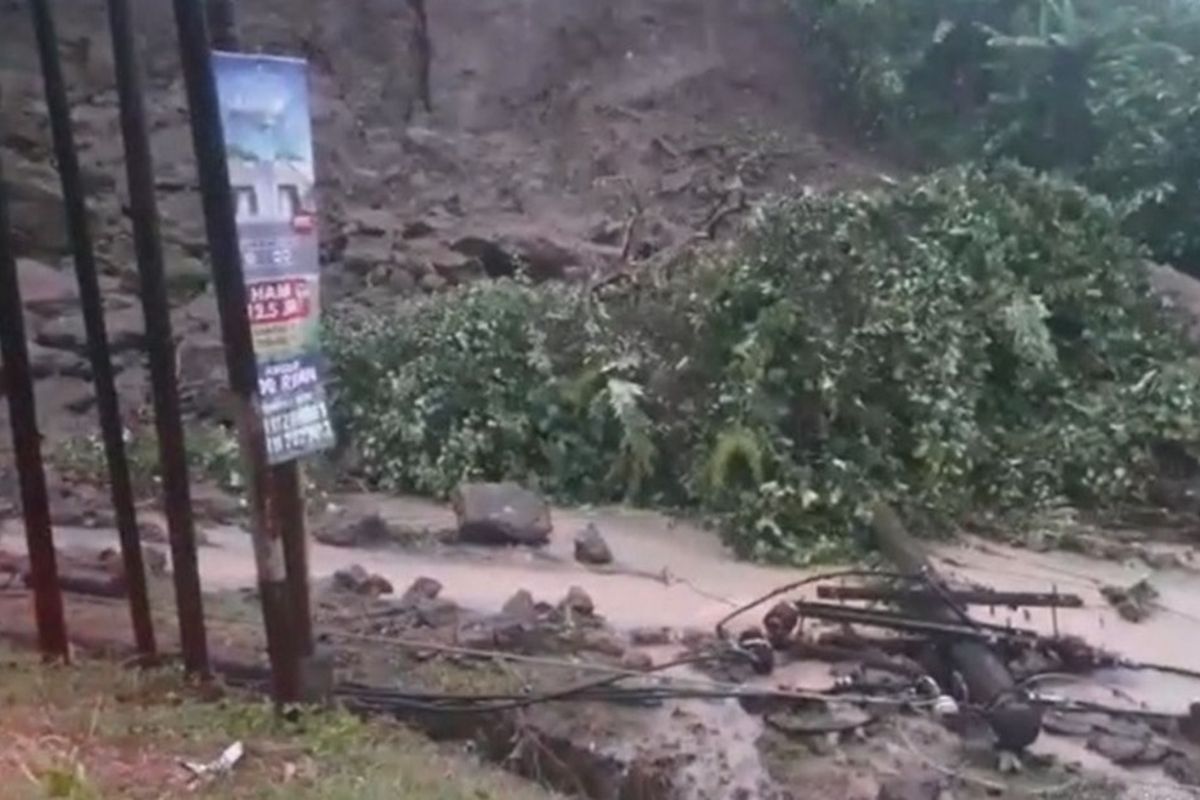 Tanah longsor di Jalan Suropati Kota Semarang. Minggu (6/11/2023