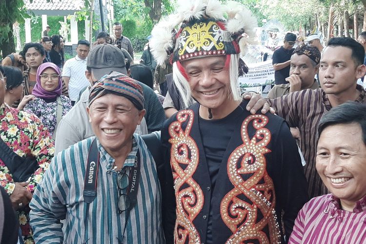 Ganjar Pranowo saat mengikuti Nitilaku dalam rangka Dies Natalis ke-74 Universitas Gadjah Mada (UGM). Di pawai budaya ini, Ganjar Pranowo mengenakan baju Dayak.