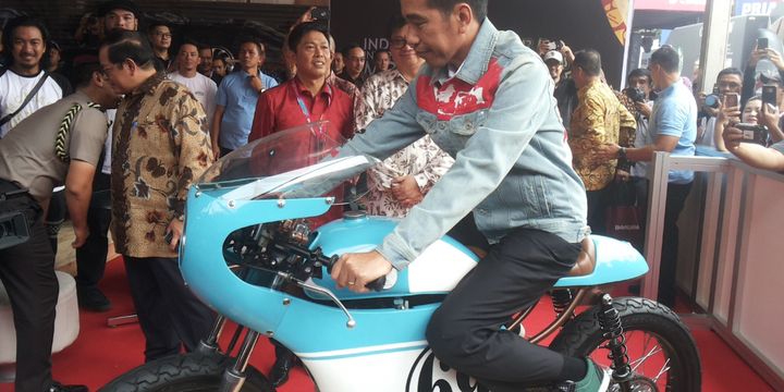 Presiden Joko Widodo menaiki salah satu sepeda motor Honda CB 125 lawas yang dipamerkan di stan Increase saat berlangsungnya hari pertama pameran Indonesia International Motor Show (IIMS) 2018, di JIExpo Kemayoran, Jakarta, Kamis (19/4/2018). Motor yang dimodifikasi bergaya caferacer merupakan milik putra sulung Jokowi, Gibran Rakabuming.