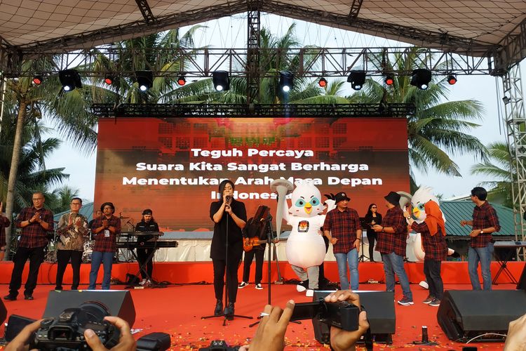 Vokalis Cokelat, Kikan Namara, menyanyikan jingle Pemilu 2024 Memilih untuk Indonesia dalam peluncuran jingle dan maskot Pemilu 2024 di Ancol, Jakarta, Jumat (2/12/2022).