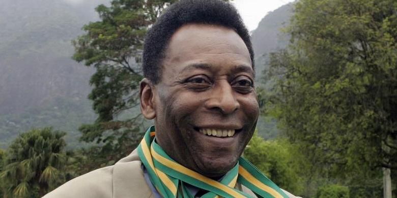 Mantan pesepak bola Brasil, Edson Arantes do Nascimento alias Pele, berpose dengan medali Juara Dunia enam kali pada 22 Desember 2010 di Rio de Janeiro, Brasil, dalam sebuah acara seremonial. Pele tengah dirawat di rumah sakit di Sao Paulo, Brasil, menurut juru bicara Rumah Sakit Albert Einstein pada 13 November 2012. Koran Sao Paolo, Folha, memberitakan, Pele menjalani operasi pinggul untuk memperbaiki problem tulang pahanya. 