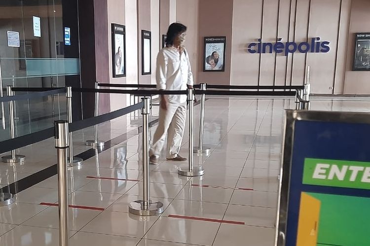 Seorang calon pengunjung mengunjungi bioskop Cinepolis yang berada di dalam Pasific Mal yang ternyata belum dibuka, Senin (1/2/2021)