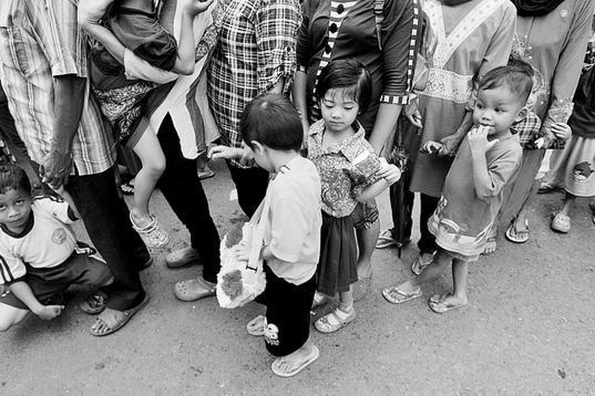 Warga antre mendapatkan pengobatan gratis dalam bakti sosial yang digelar Grup Siloam Hospital, Kostrad TNI Angkatan Darat, dan Yayasan Obor Berkat Indonesia di kantor Kelurahan Kampung Melayu, Jakarta Timur, Rabu (30/1). Selain pengobatan, juga dibagikan paket bahan kebutuhan pokok bagi 1.500 warga yang sebagian merupakan korban banjir beberapa waktu lalu.