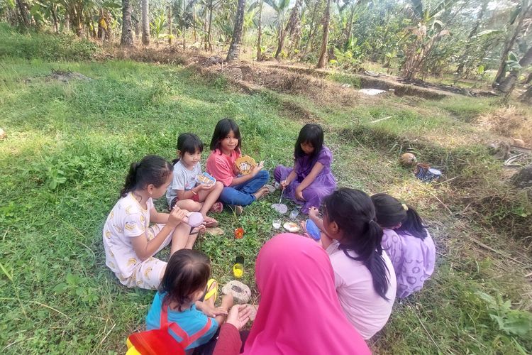 Anak-anak Dusun Kedung Gondang di Desa Jatirunggo, Kecamatan Pringapus, Kabupaten Semarang, melukis batu untuk melengkapi taman di desa wisata.