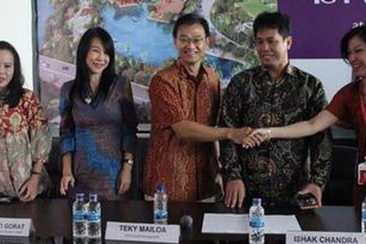 Head of Marketing Office Building Anne Grace, AM Business Unit Service Division Head Anny Janti Gorat, CEO Asset Management Sinar Mas Land Teky Mailoa, Managing Director Corporate Strategy and Service Sinar Mas Land Ishak Chandra, dan Head of Marketing Retail Mall Cicilia Rosalinda di acara konferensi pers di Kantor Marketing BSD City, Serpong, Rabu (19/9/2012).