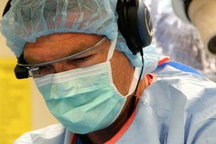 Dokter ini menggunakan Google Glass selama kegiatan operasi berlangsung